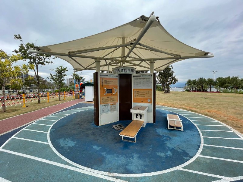 旁边有一个健身区域，有十几二十种器材