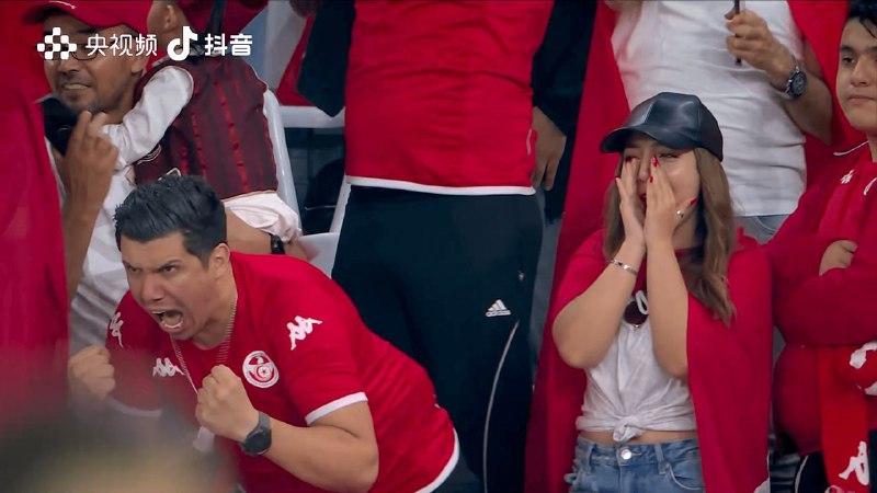 世界杯开赛前，网上流传着一个段子，大意是说央视转播世界杯时要注意影响，比如不能让大家看到几万人没戴口罩在那里聚集欢呼，不然会让大家对我国的防疫措施产生不良影响