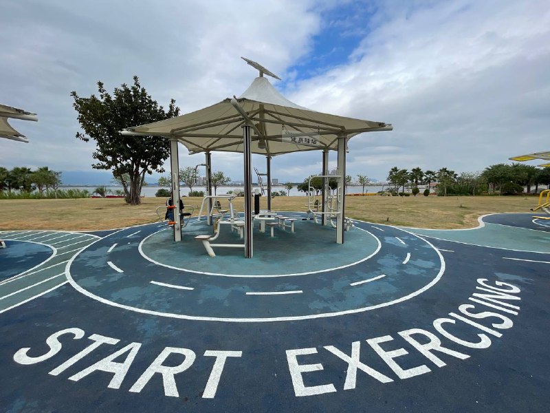 旁边有一个健身区域，有十几二十种器材