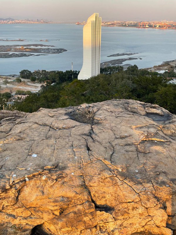 爬了座小山，基本上是散步路线，一小部分路段需要爬点石头