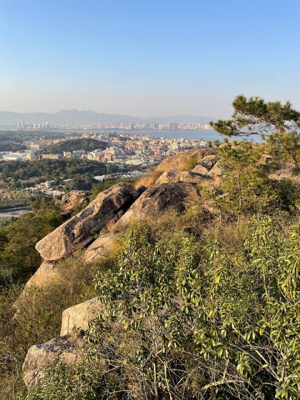 爬了座小山，基本上是散步路线，一小部分路段需要爬点石头