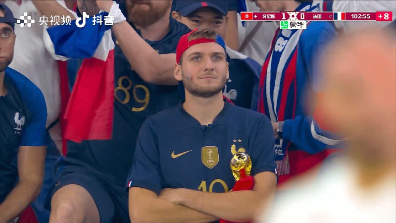 世界杯开赛前，网上流传着一个段子，大意是说央视转播世界杯时要注意影响，比如不能让大家看到几万人没戴口罩在那里聚集欢呼，不然会让大家对我国的防疫措施产生不良影响