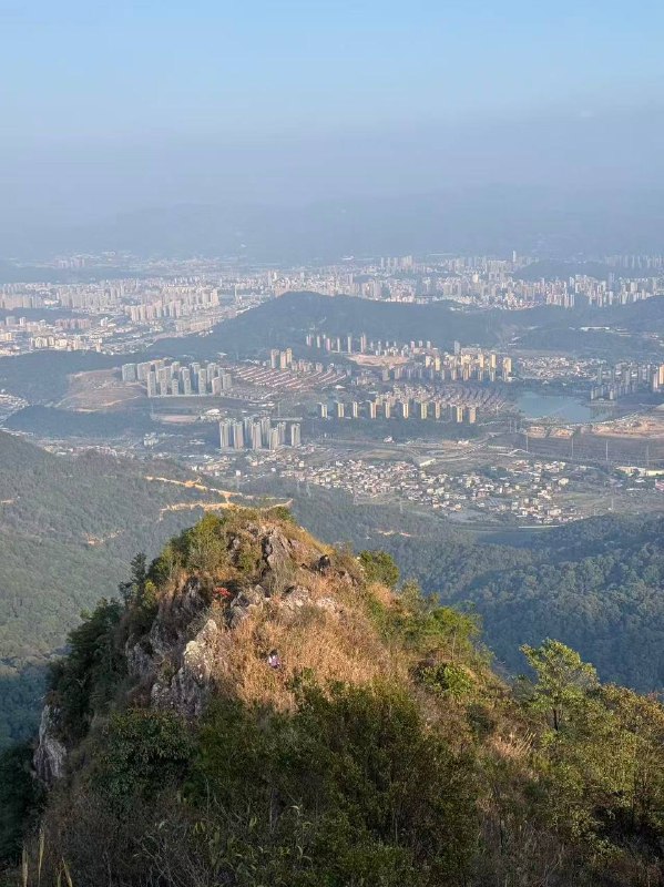 #徒步 #爬山 #Hiking⛰️ 龙门尖笔山 & 狮头山🗓️ 日期：20251206🧗 人数：11 人🛣️ 路线：尖笔山狮头山环线（10km，爬升 1000m）⏳ 用时：7h 25min📍 福建·龙岩·新罗区·龙门镇·洋畲村🏔 该山为紫金五峰之一，是龙岩八景「紫金晴雪」之所在