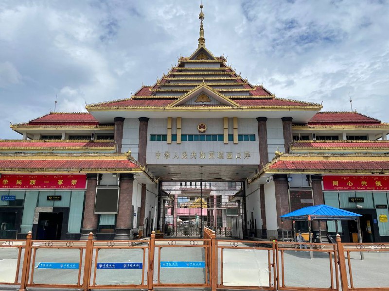 瑞丽是我目前见过受疫情影响最大的城市，其中尤以姐告边贸区为甚，里面基本上没有营业的店铺了