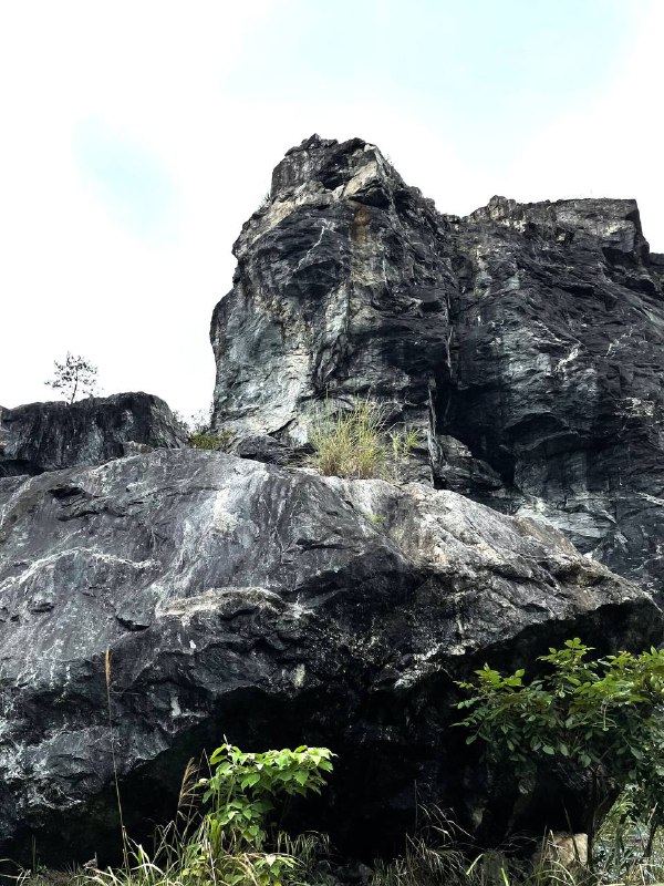 在厦门探索过很多防空洞，下午在龙岩走的这条野线附近也有不少废弃矿洞