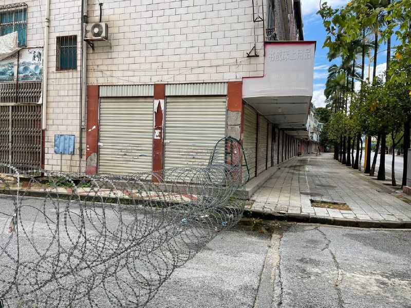 瑞丽是我目前见过受疫情影响最大的城市，其中尤以姐告边贸区为甚，里面基本上没有营业的店铺了