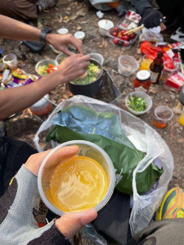 #徒步 #爬山 #Hiking⛰️ 龙门尖笔山 & 狮头山🗓️ 日期：20251206🧗 人数：11 人🛣️ 路线：尖笔山狮头山环线（10km，爬升 1000m）⏳ 用时：7h 25min📍 福建·龙岩·新罗区·龙门镇·洋畲村🏔 该山为紫金五峰之一，是龙岩八景「紫金晴雪」之所在