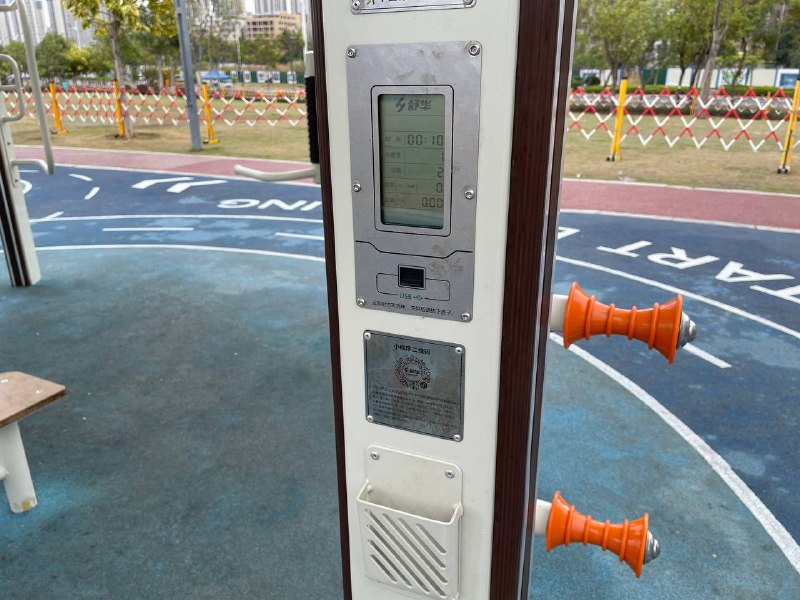 旁边有一个健身区域，有十几二十种器材