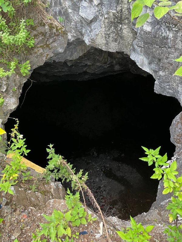 在厦门探索过很多防空洞，下午在龙岩走的这条野线附近也有不少废弃矿洞