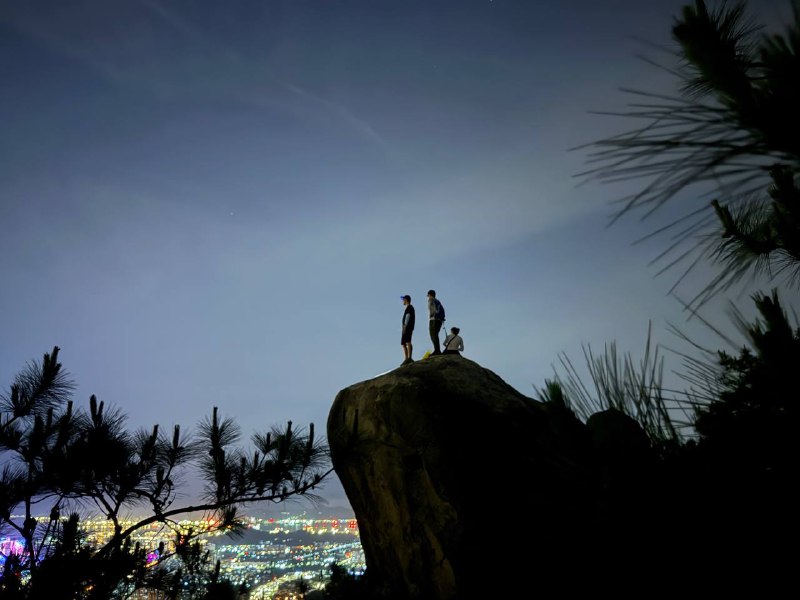又来夜爬了，可惜今晚没背西瓜，只有杨梅