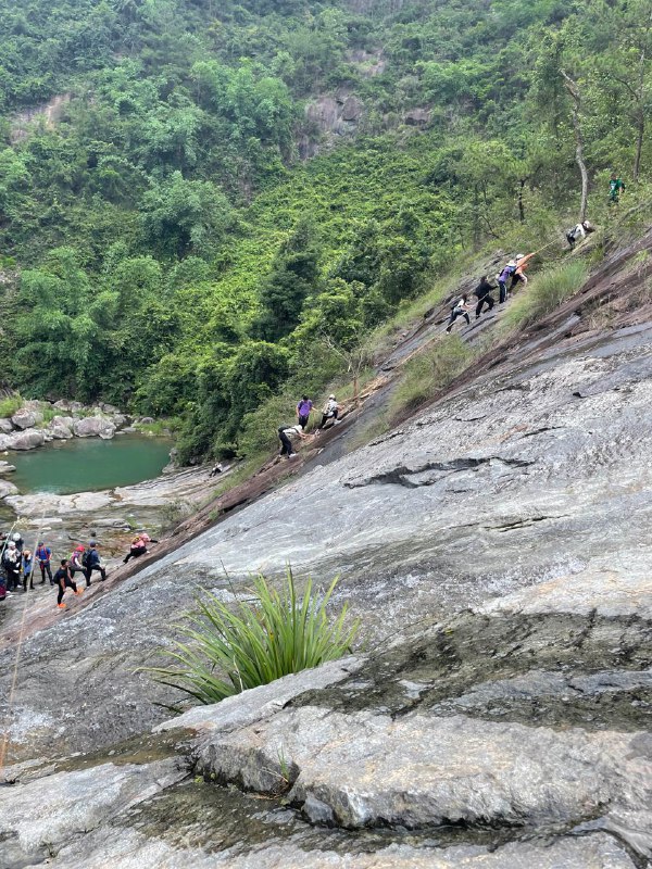 周末爬山之泉州安溪英溪峡谷，跋山涉水、攀壁爬树、埋锅造饭……这也是我第一次喝紧急备用水，爬山标配是一瓶脉动+备用水，之前几次回程时脉动都没喝完，这次下山后就喝完了