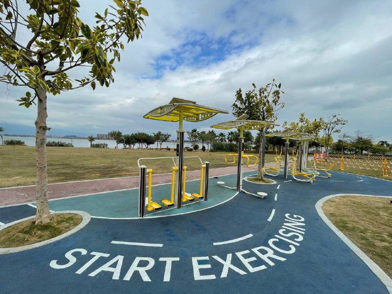 旁边有一个健身区域，有十几二十种器材