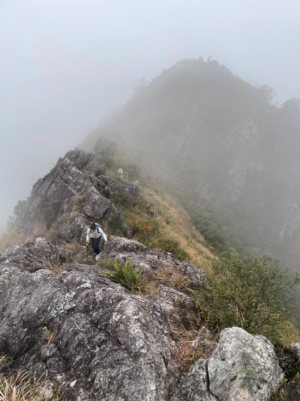 #徒步 #爬山 #Hiking⛰️ 永定笔架山🗓️ 日期：20251109🧗 人数：9 人🛣️ 路线：笔架山反穿环线（15km，爬升 1200m）⏳ 用时：7h 20min📍 福建·龙岩·永定区·虎岗镇·虎西村🏔 该山呈东西走向，属玳瑁山山脉分支，因三峰鼎力状如笔架得名，顶峰海拔 1350m 左右