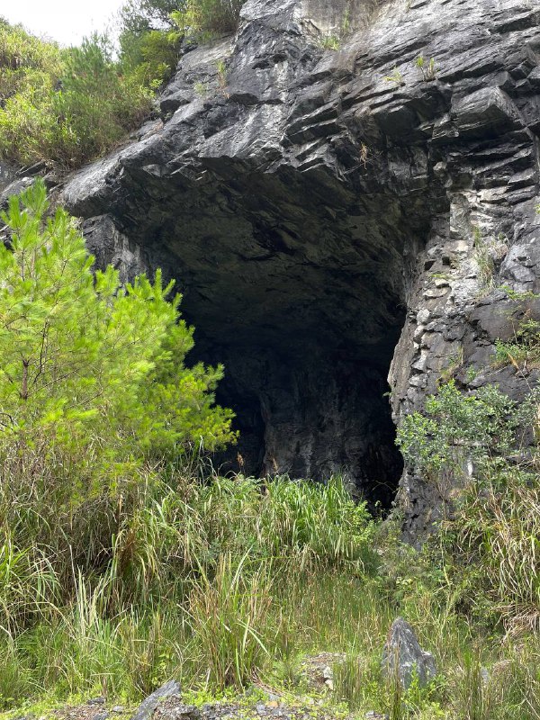在厦门探索过很多防空洞，下午在龙岩走的这条野线附近也有不少废弃矿洞