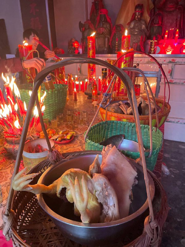 大年三十去烧香，拜土地、拜神仙、拜菩萨、拜妈祖，再拜祖屋、老屋、祖先