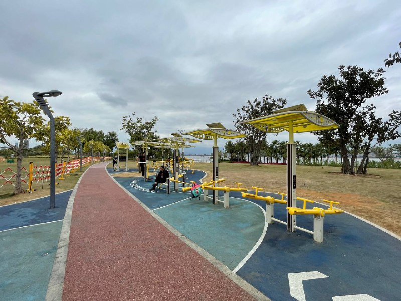 旁边有一个健身区域，有十几二十种器材