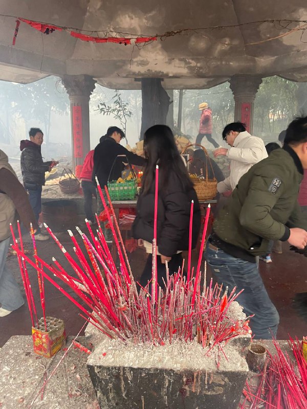 大年三十去烧香，拜土地、拜神仙、拜菩萨、拜妈祖，再拜祖屋、老屋、祖先