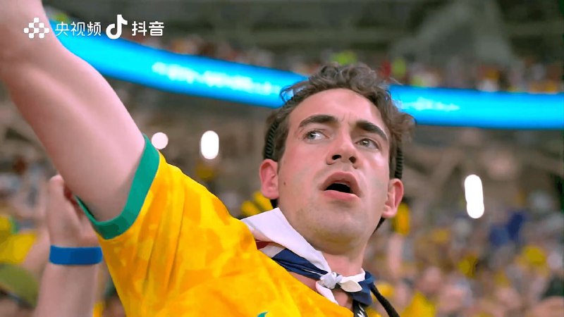 世界杯开赛前，网上流传着一个段子，大意是说央视转播世界杯时要注意影响，比如不能让大家看到几万人没戴口罩在那里聚集欢呼，不然会让大家对我国的防疫措施产生不良影响