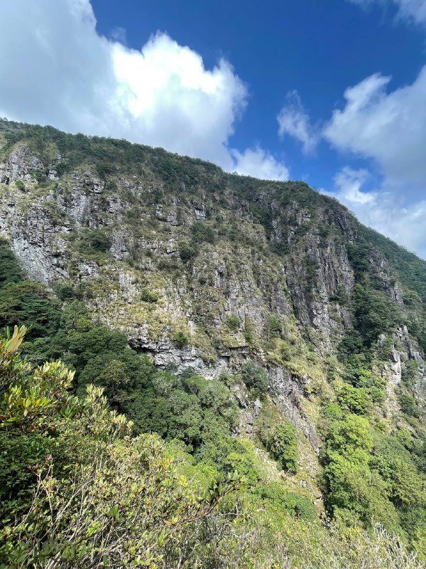 昨天和一群有趣的小伙伴在龙岩爬了黄连盂，不愧能在小红书火起来的新近户外徒步好去处啊