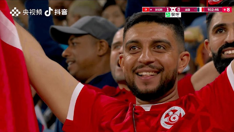 世界杯开赛前，网上流传着一个段子，大意是说央视转播世界杯时要注意影响，比如不能让大家看到几万人没戴口罩在那里聚集欢呼，不然会让大家对我国的防疫措施产生不良影响