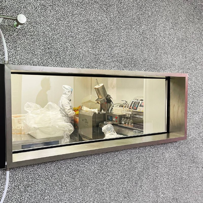 这衣服、这动作，加上这机器、台面、玻璃和外墙，放电影里不妥妥地解剖外星人吗？