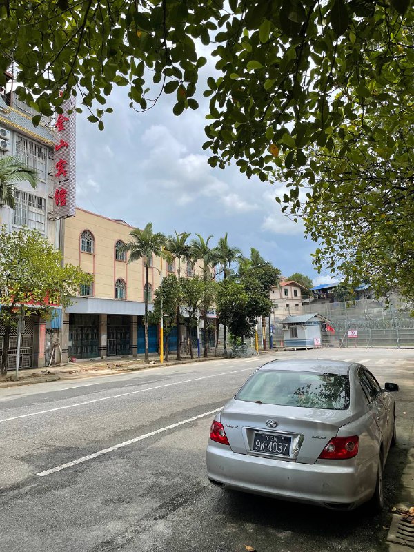 瑞丽是我目前见过受疫情影响最大的城市，其中尤以姐告边贸区为甚，里面基本上没有营业的店铺了